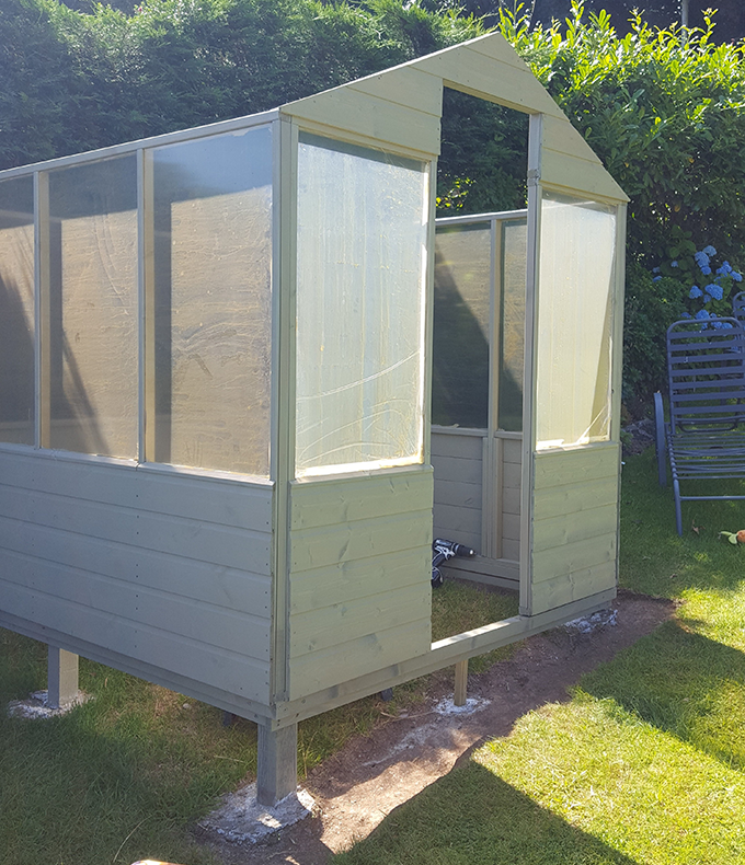 Making greenhouse level with posts Making greenhouse level with posts