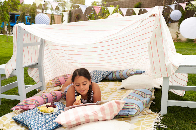 Garden den with little girl Garden den with little girl